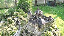 Zahradu má Alois Kubálek plnou miniaturních staveb.
