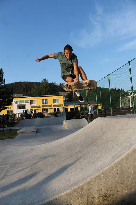 Mladí se na skateparku na umělém hřišti ve Kdyni rozloučili s prázdninami poprvé.