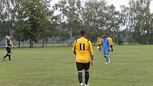 Fotbalová III. třída: FK Mířkov (ve žlutém) - Sokol Zahořany (v modrém) 3:0 (2:0).