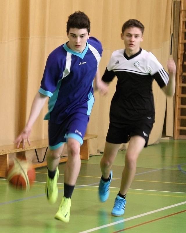 Tělocvična ZŠ Komenského 17 v Domažlicích hostila ve čtvrtek krajské kolo v basketbalu chlapců 8. a 9. tříd.