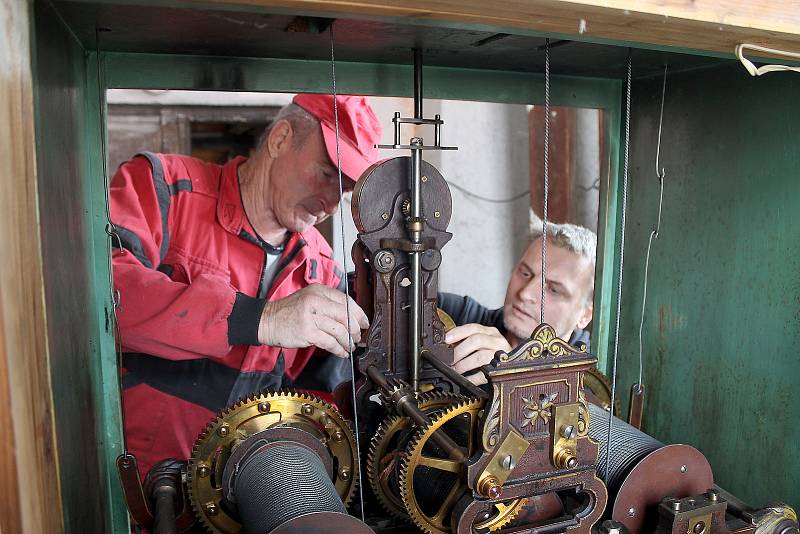 Věžní hodiny pro domažlickou radnici vyrobila v roce 1892 firma Ludvíka Hainze, od té doby se o jejich chod stále stará. Na snímku jsou mechanici Jaroslav Záveský (vlevo) a Petr Vítek.