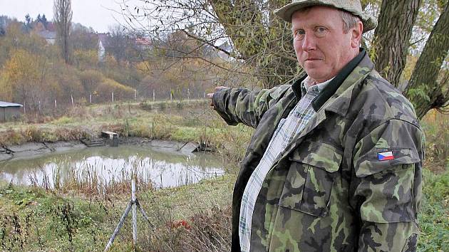 Naštvaný rybář Václav Klapko ukazuje na vykradenou sádku u Tří vrb.