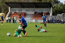 Fotbalisté TJ Jiskra Domažlice (na archivním snímku hráči v modrých dresech) hrají s druholigovým Táborskem.