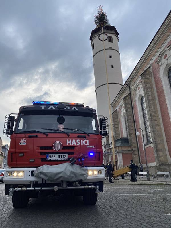 Dobrovolní hasiči z Domažlic letos opět navázali na tradici a postavili na náměstí májku. Foto: Martin Jurčo