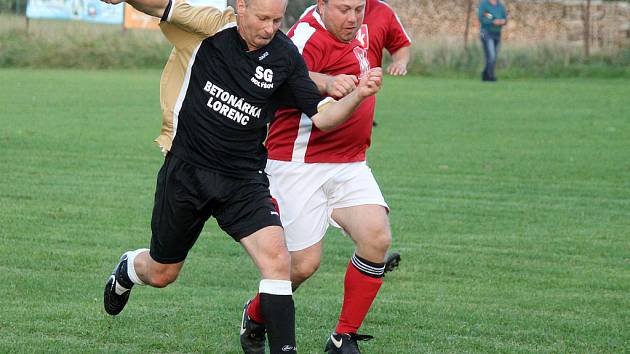 ZÁPAS O VEDENÍ v tabulce Ligy seniorů s SG FK Holýšov fotbalisté Všerub zvládli. Proto půjdou do jarní části z prvního místa. Na snímku Jiří Žikeš brání úniku jednoho z hráčů soupeře. 