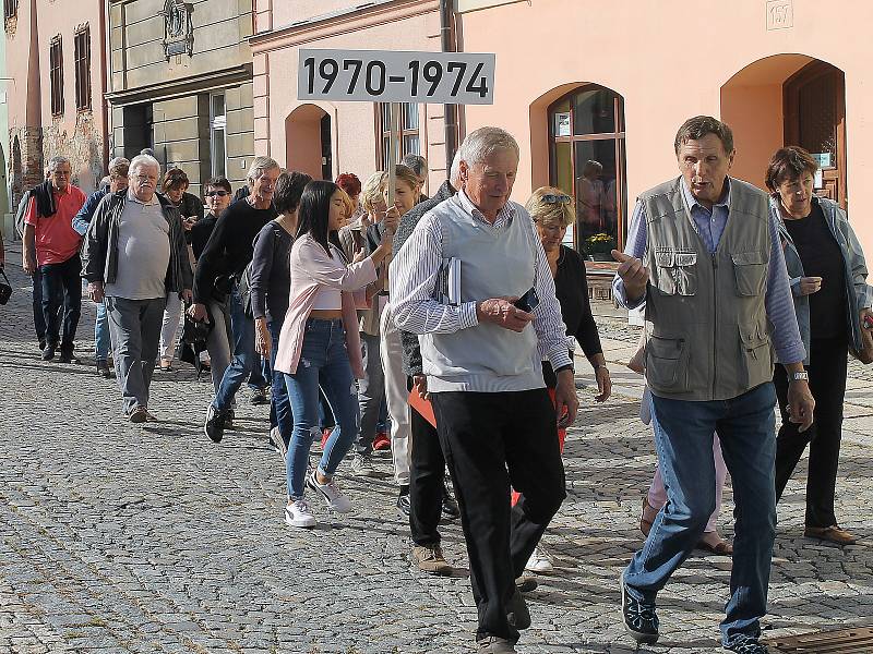 Sobotní průvod, který byl vrcholem oslav domažlického gymnázia, směřoval od budovy školy do centra a skončil u Chodského hradu. Zúčastnily se ho stovky lidí.