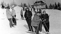 Domažlické gymnázium si připomíná 150 let od svého vzniku. Součástí programu je nostalgická kavárna, kde návštěvníci uvidí historické fotky. Na snímku je poslední zvonění v roce 1978.