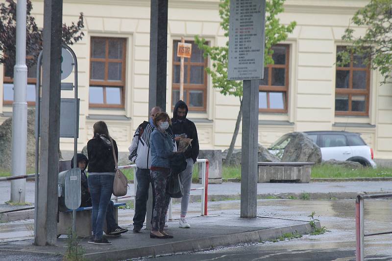 Rozvolnění. Nenosí se roušky a smí se do restaurací a kaváren.