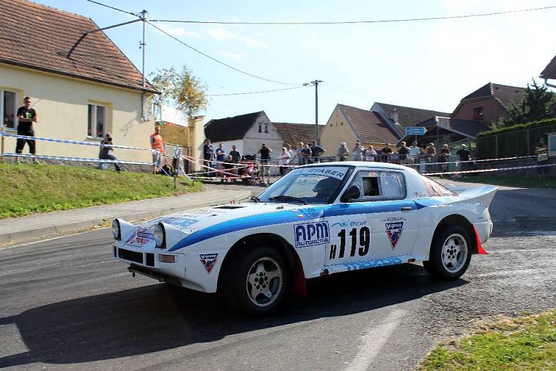 V rámci mistrovství historických vozidel startoval na Agropě Marcel Tuček, navigován dcerou Terezou, s Mazdou RX 7. 