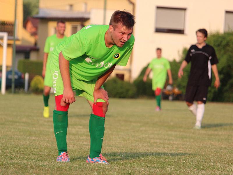 Úvodní zápas baráže mezi fotbalisty Meclova a Košutky.