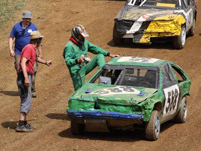 Jedinou trať v České republice, kde lze pořádat závody stock - car, najdete v Domažlicích. V neděli se tam opět závodilo. 