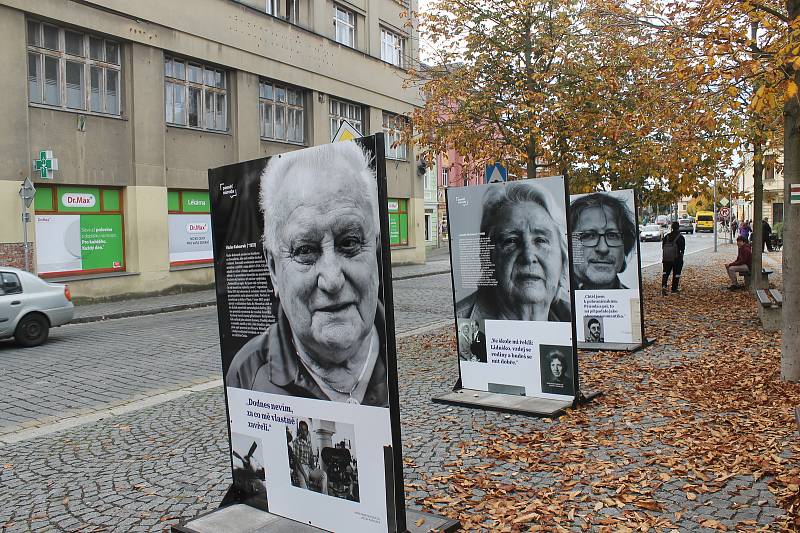 Výstava obsahuje osm příběhů. Přečíst si je lze do 4. listopadu.