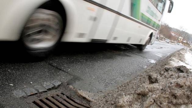 Plzeňskou ulicí v Horšovském Týně projíždí autobus.