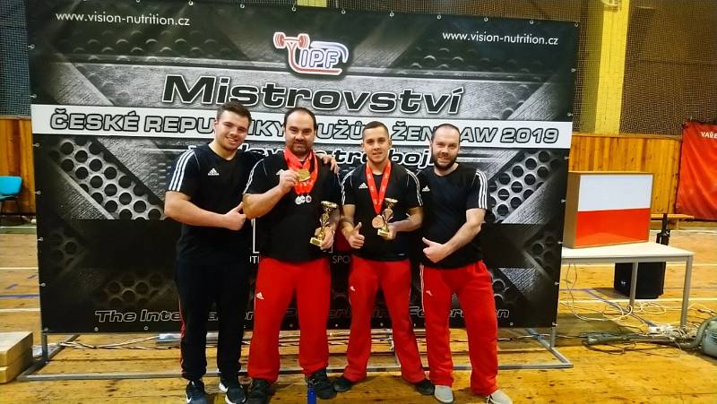 Národní rekordy a medailové žně trojbojařů Fitness klubu Staňkov.