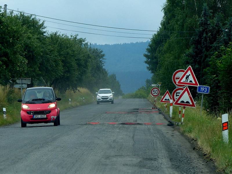 Silnice mezi Domažlicemi, Havlovicemi a komunikací I/26 je vyfrézovaná.