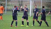 Sokol Blížejov (v oranžovém) - Slavoj Koloveč B (v modrém) 0:7 (0:2).