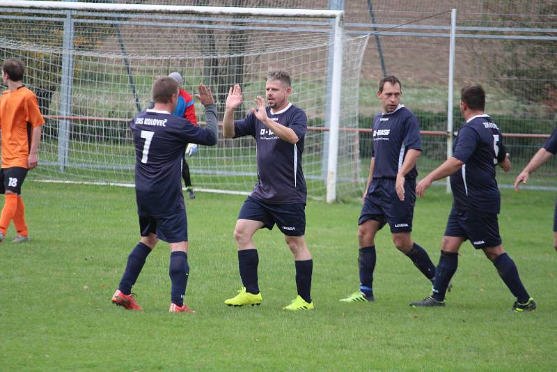 Sokol Blížejov (v oranžovém) - Slavoj Koloveč B (v modrém) 0:7 (0:2).