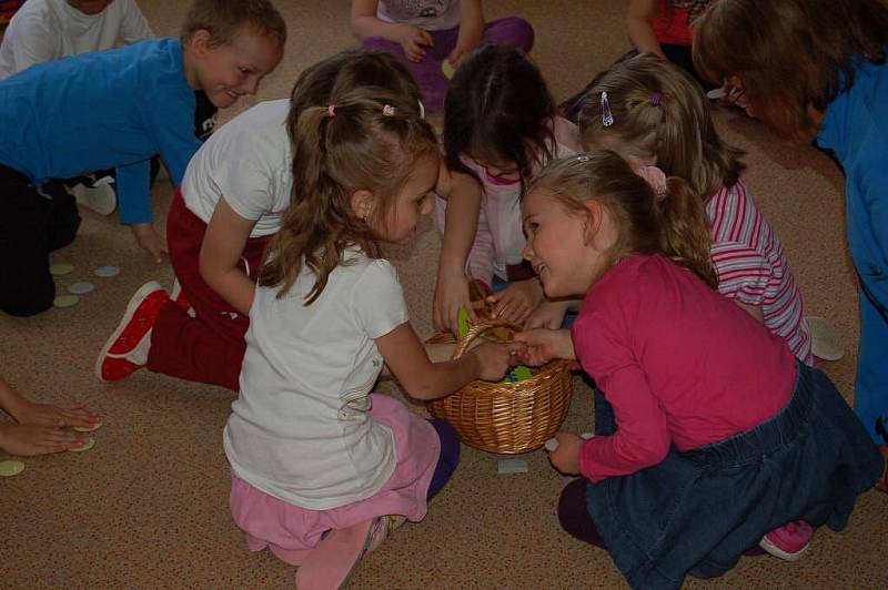 Předškoláci z MŠ v domažlické Benešově ulici se učí německá slovíčka hrou.