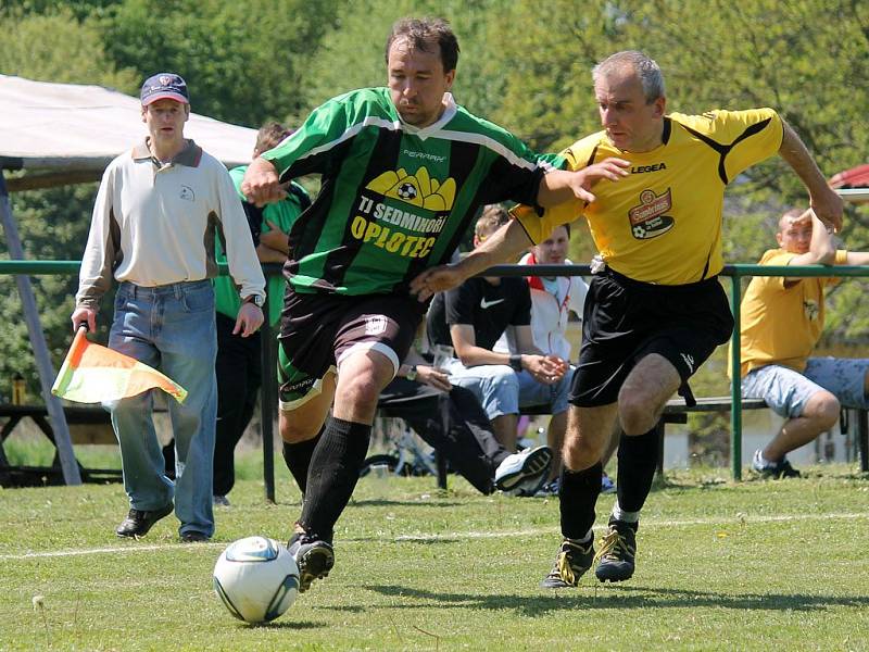 Z utkání fotbalistů TJ Sedmihoří Oplotec a Sokol Hlohová.  