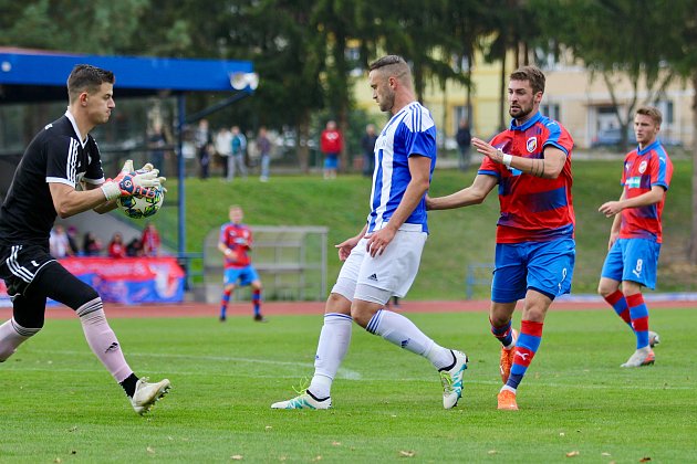 Viktoria Plzeň B (v červených dresech) utrpěla na Chodsku debakl. S Domažlicemi padla vysoko 0:8.