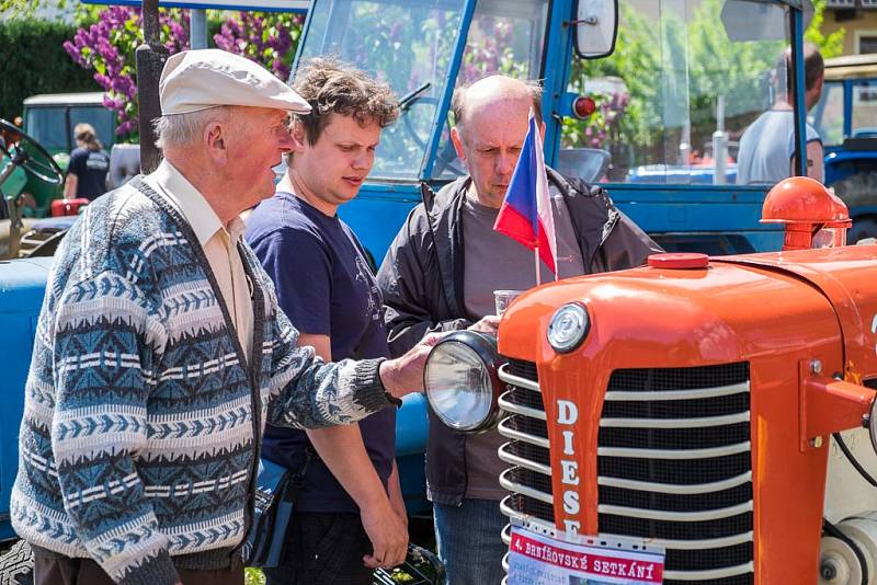  4. ročník Setkání starých traktorů a veteránů v Brnířově.