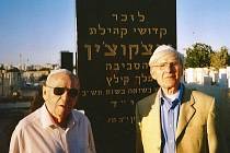 Wolf Zylbersztajn (vpravo na snímku) se svým bratrem Abrahámem. Fotografie vznikla v devadesátých letech minulého století u památníku, který objednala židovská komunita v polském městě  Szcekociny, kde oba vyrostli.