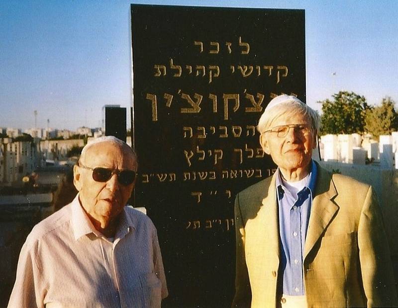 Wolf Zylbersztajn (vpravo na snímku) se svým bratrem Abrahámem. Fotografie vznikla v devadesátých letech minulého století u památníku, který objednala židovská komunita v polském městě  Szcekociny, kde oba vyrostli.