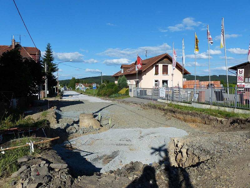 PŘEJEZD V KLENČÍ O VÍKENDU. Téměř se nechtělo věřit, že po něm v úterý odpoledne zase pojedou vlaky. 