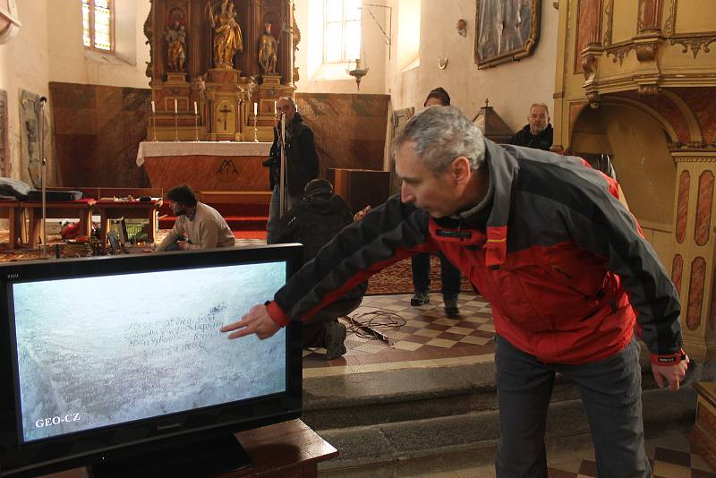 Archeologové se vrátili zkoumat poběžovickou hrobku Jana Jiřího ze Švamberka.