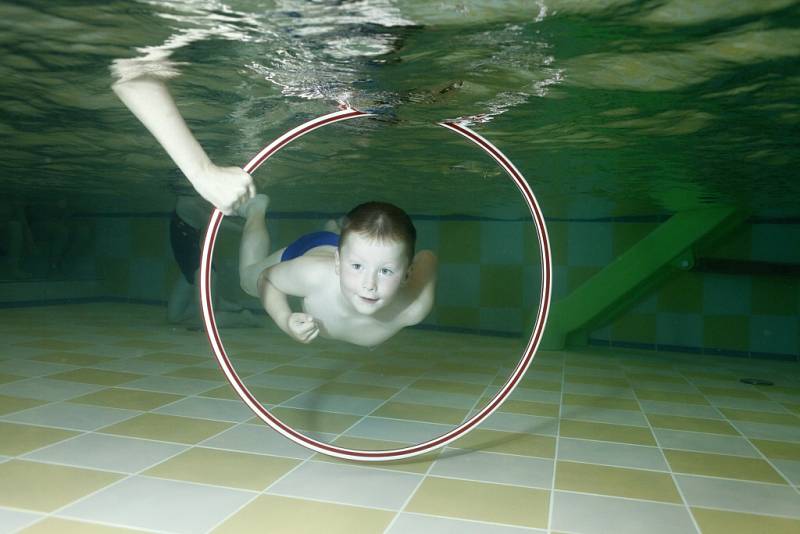 Z dětských kurzů plavání v domažlickém bazénu.