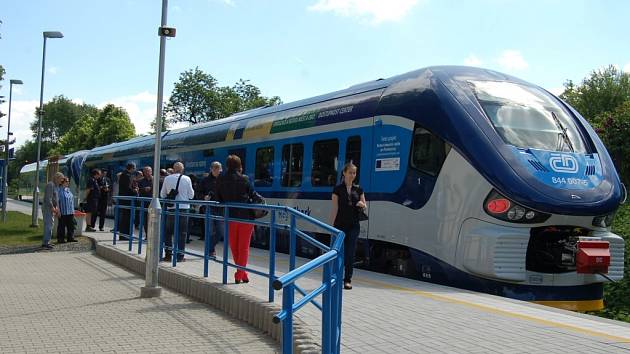 Nová vlaková souprava Regioshark v zastávce Domažlice-město.