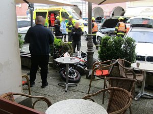 Nehoda motorkáře na náměstí v Domažlicích.