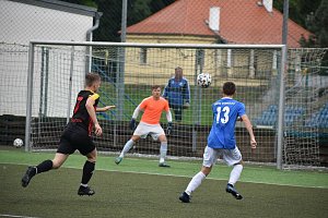Karel Jahn (číslo 13) se chystá ke střele na branku Vejprnic v utkání za Jiskru Domažlice B v krajském přeboru mužů.  