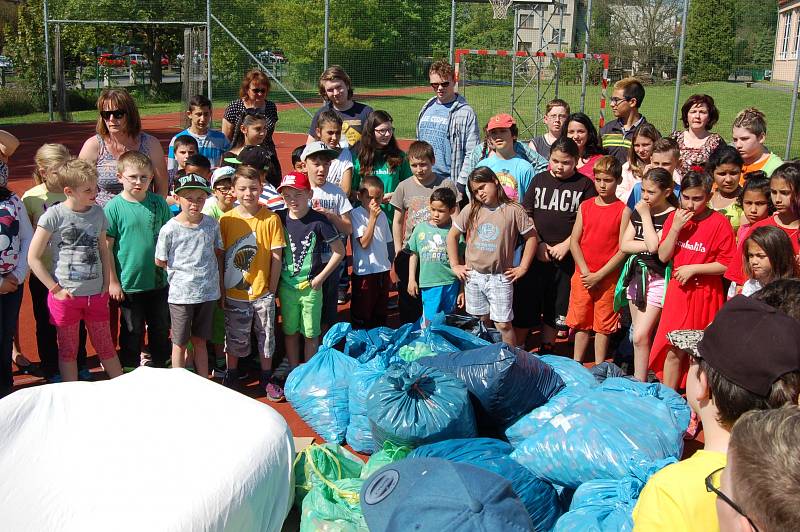 Patnáctileté výročí partnerské spolupráce oslavili ZŠ praktická Domažlice a Schule am Regenbogen Cham záslužnou charitativní akcí.