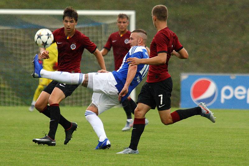 Fotbalisté Domažlic (na archivním snímku hráči v modrobílých dresech) prohráli na hřišti Benešova 3:5.