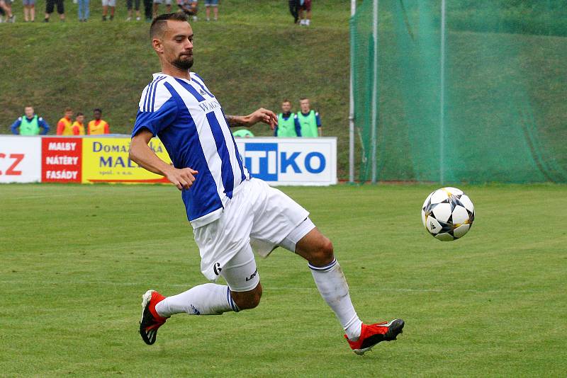 Fotbalisté Domažlic (na archivním snímku hráči v modrobílých dresech) prohráli na hřišti Benešova 3:5.