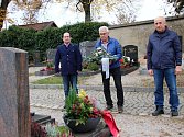 U hrobu Erwina Horniga (zleva): Christian Eiban, Karl Reitmeier a Josef Reimer.