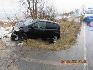 Zraněním 64leté řidičky malé škodovky skončila středeční nehoda na silnici mezi Ždánovem a Novým Kramolínem.