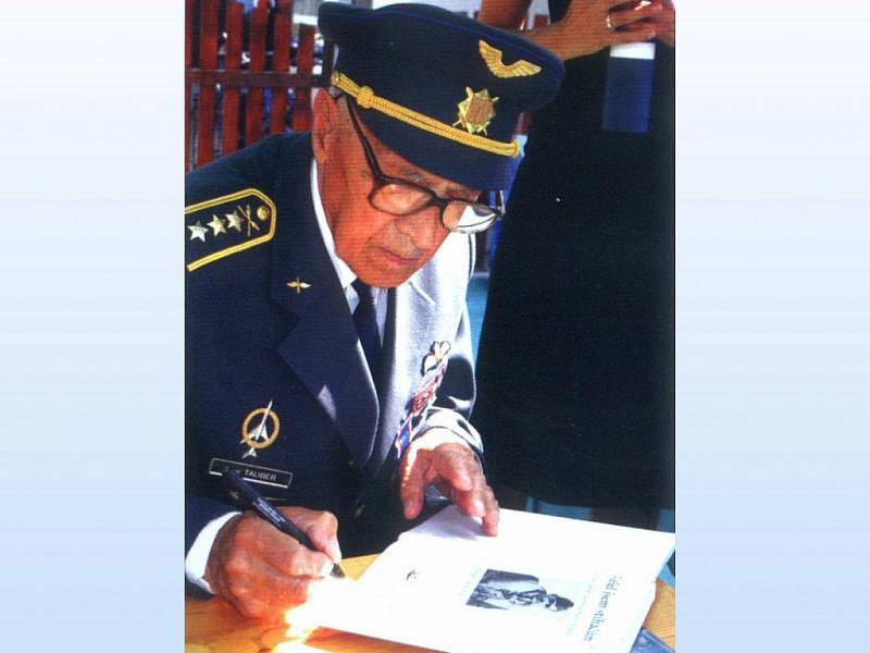 Pilot RAF, válečný hrdina Pavel Tauber - autogramiáda.