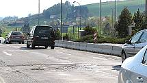 Stav silnice u hraničního přejezdu Folmava je podle řidičů kritický.