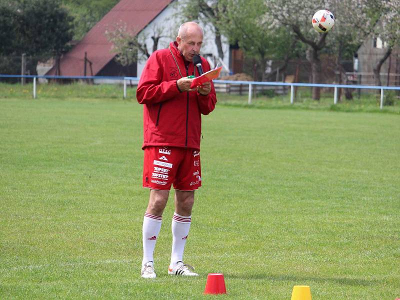 Fotbal ve Staňkově slavil 90. let existence. V rámci oslav se tamní stará garda utkala s Amforou.