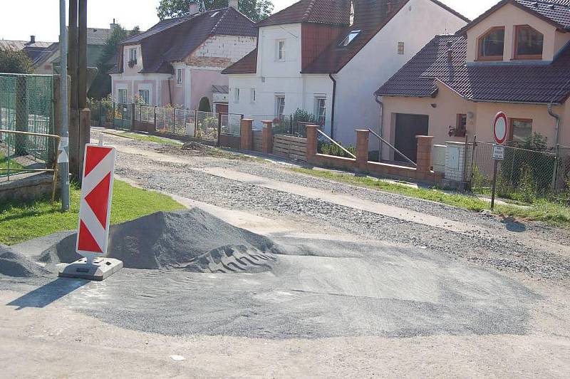 Stavební práce v Domažlicích,ulice Vrchlického, 18. srpna 2011.