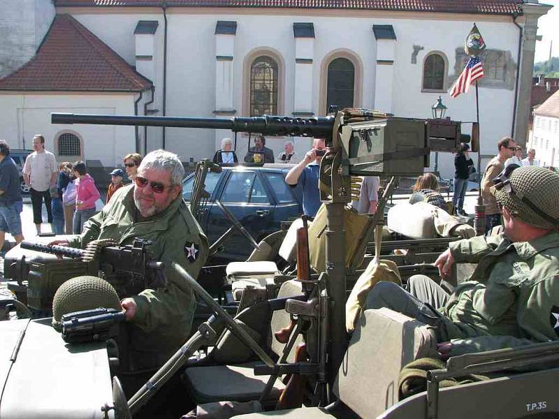 Oslavy výročí osvobození města americkou armádou zpestřila v Horšovském Týně jízda Military Car Clubu Plzeň nazvaná Convoy of Remembrance.