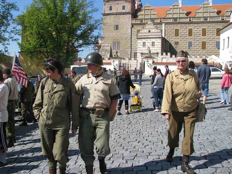 Oslavy výročí osvobození města americkou armádou zpestřila v Horšovském Týně jízda Military Car Clubu Plzeň nazvaná Convoy of Remembrance.