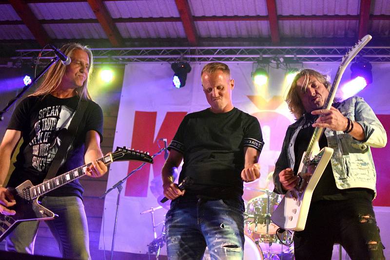 Muzikanti z kapely Kečup pokřtili poslední červencovou sobotu v Tlumačově CD „Náš příběh“ spolu s kmotrem Davidem Limberským.