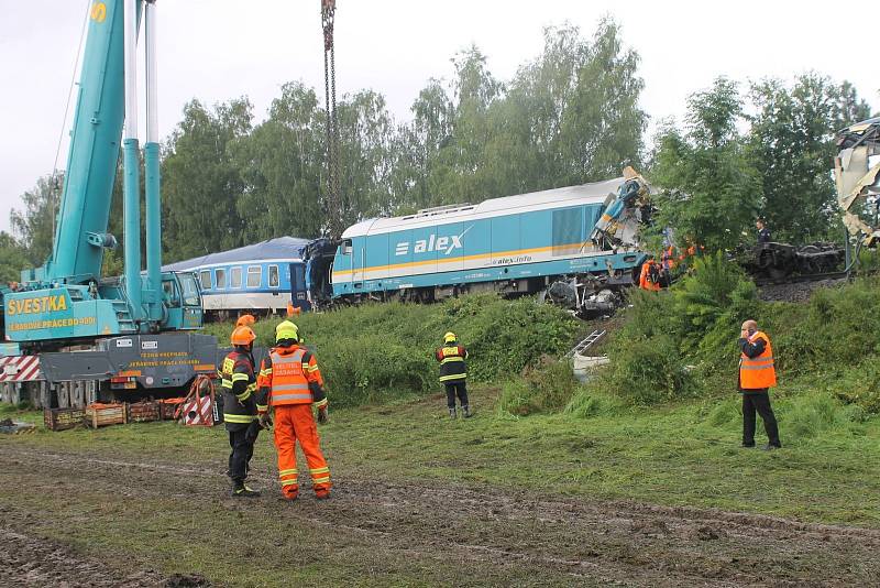 Odstraňování následků střetu dvou osobních vlaků u Milavčí na Domažlicku.