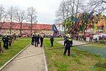Holýšovské náměstí Na Výhledech v sobotu ožilo. Desítky lidí přišly 30. dubna slavit májku.