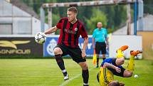 Memoriál Matěje Strejčka: Senco Doubravka (ve žlutém) - Jiskra Domažlice (v červeném) 2:3. Foto: mladisportovci.cz.