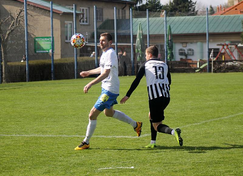 Fotbalisté TJ Jiskra Domažlice (na archivním snímku hráči v bílých dresech) prohráli v neděli dopoledne na hřišti příbramského béčka 0:2.