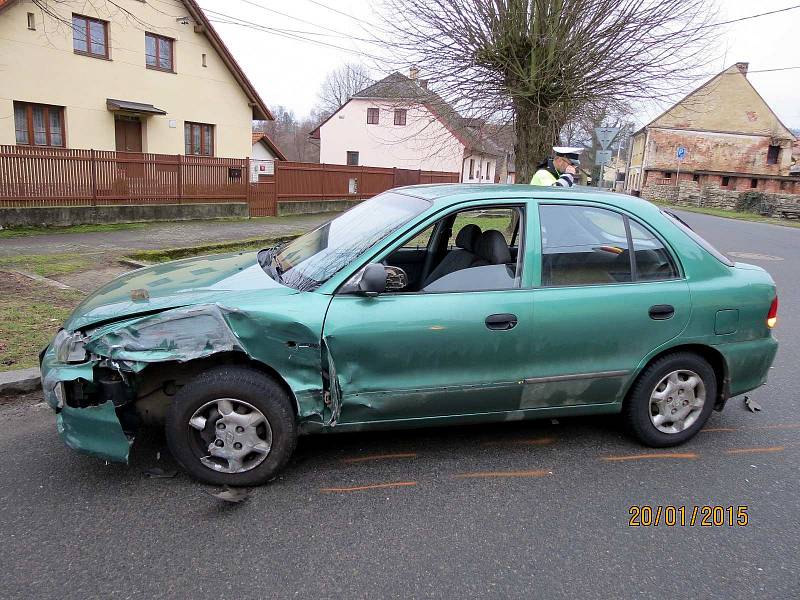 NEJVÍCE STŘET TŘÍ AUT´ODNESL´ HYUNDAI , jehož řidička jela po hlavní silnici od Chodova.